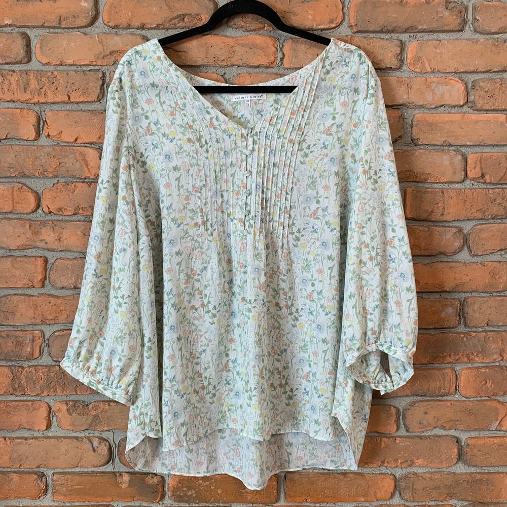 Violet & Claire Top Women's Size 2X White Pastel Floral Print Pleated Button